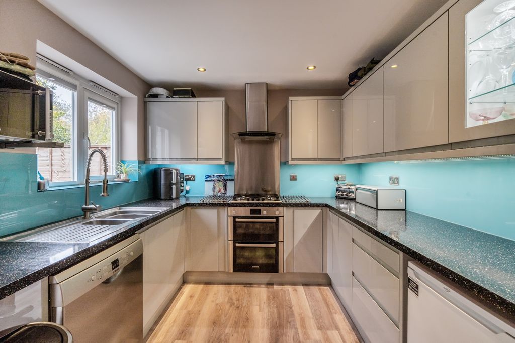 Property photo 3 of 20 1373750-12-6902530Bdffeb