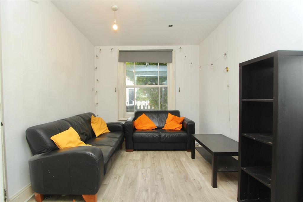 Property photo 2 of 12 Collingwood Road, N15