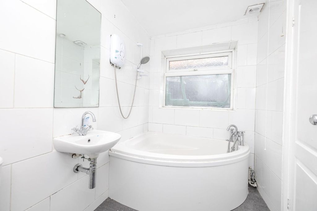 Property photo 2 of 15 Bathroom