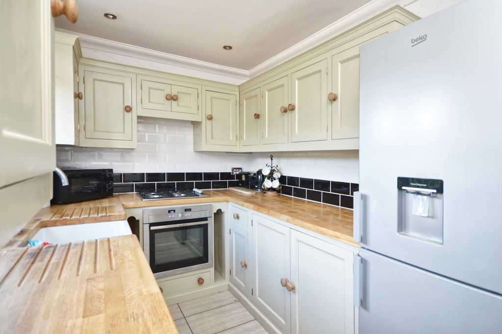 Property photo 3 of 15 Kitchen