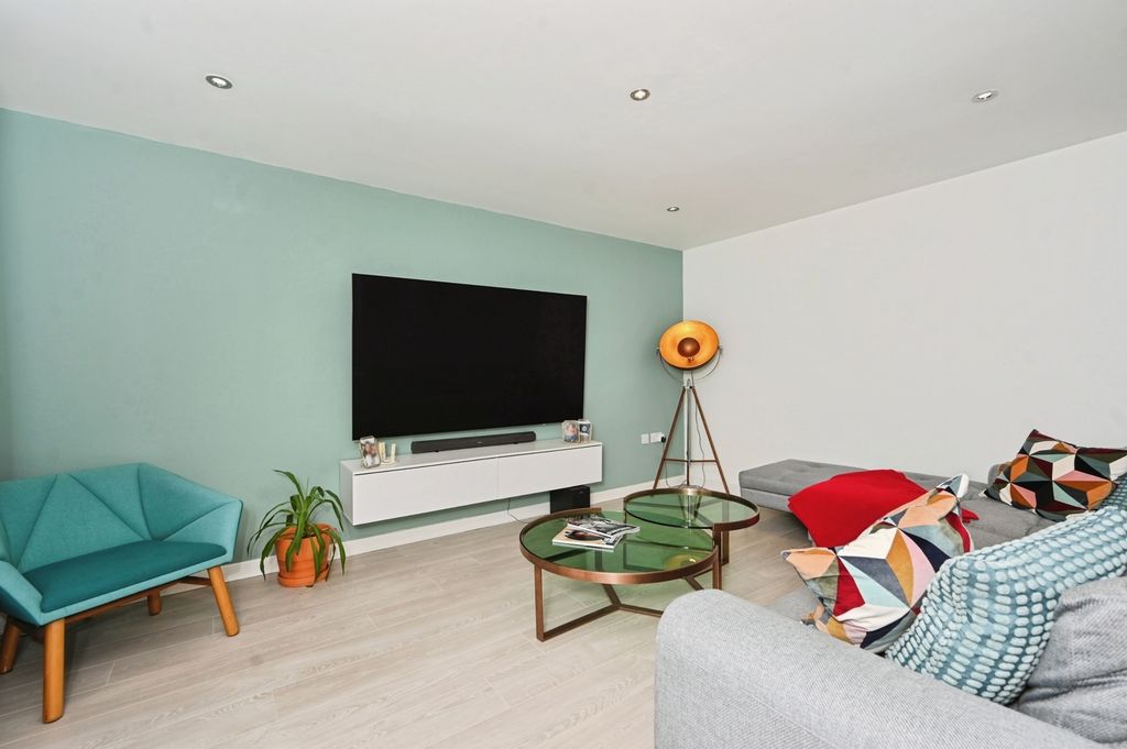 Property photo 3 of 17 Photo