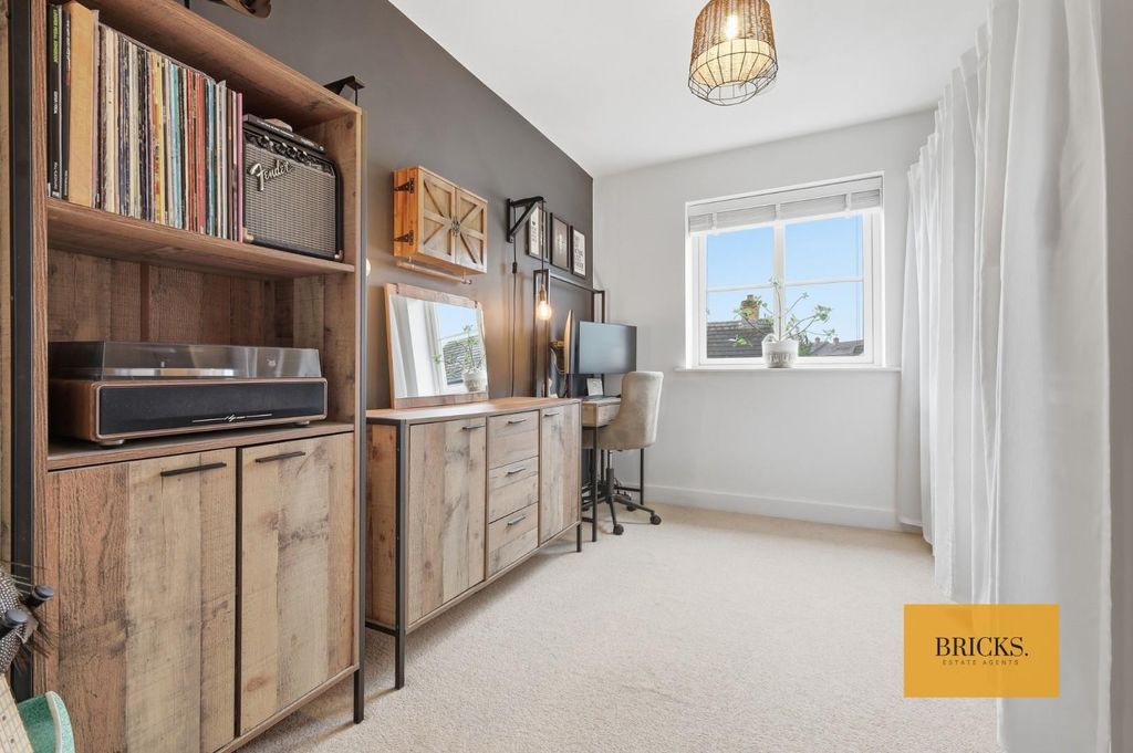 Additional image 19 of 2 bed flat for saleBuckingham Road, Epping CM16