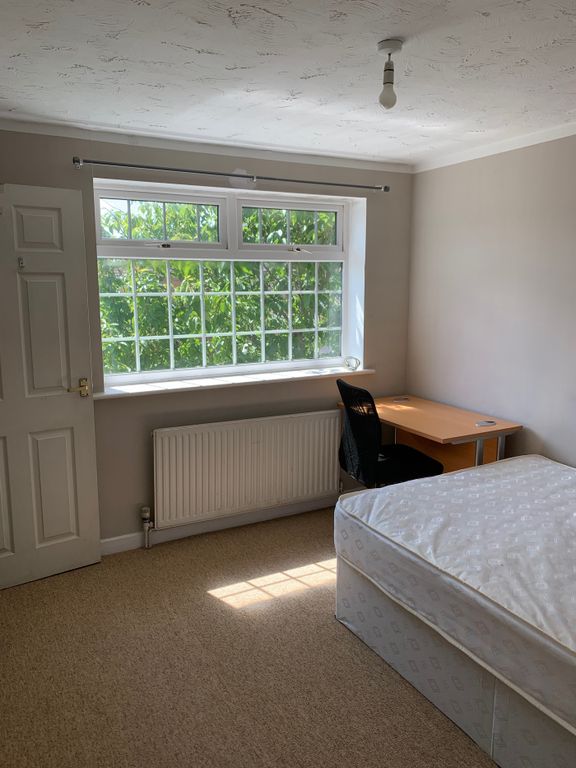Property photo 2 of 13 A Bright And Inviting Double Bedroom With Ample Na...