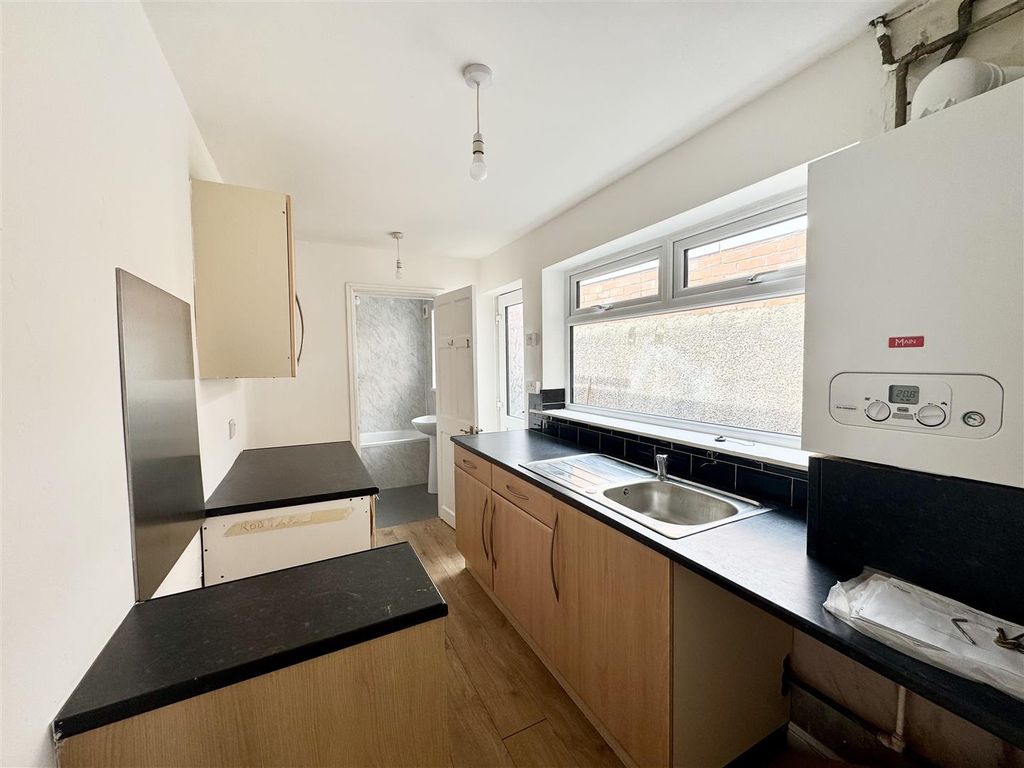 Property photo 3 of 7 Kitchen