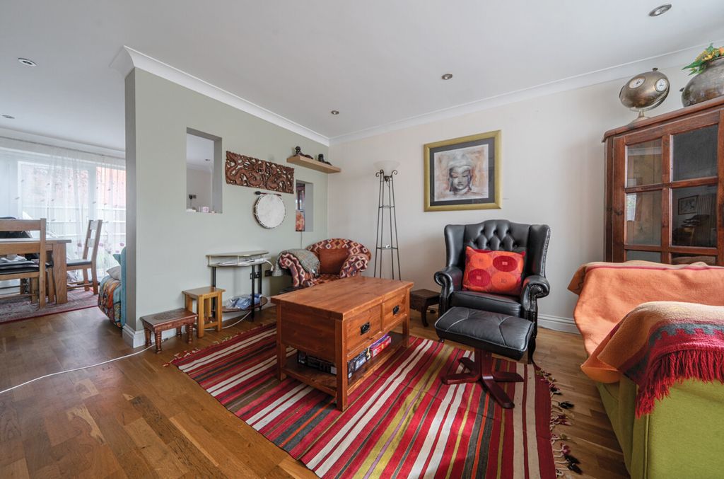 Property photo 3 of 11 1350852-13-68c977...