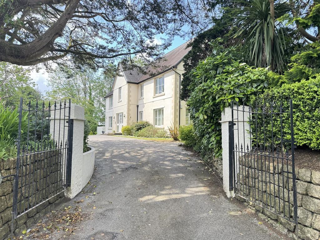 Property photo 3 of 27 Entrance