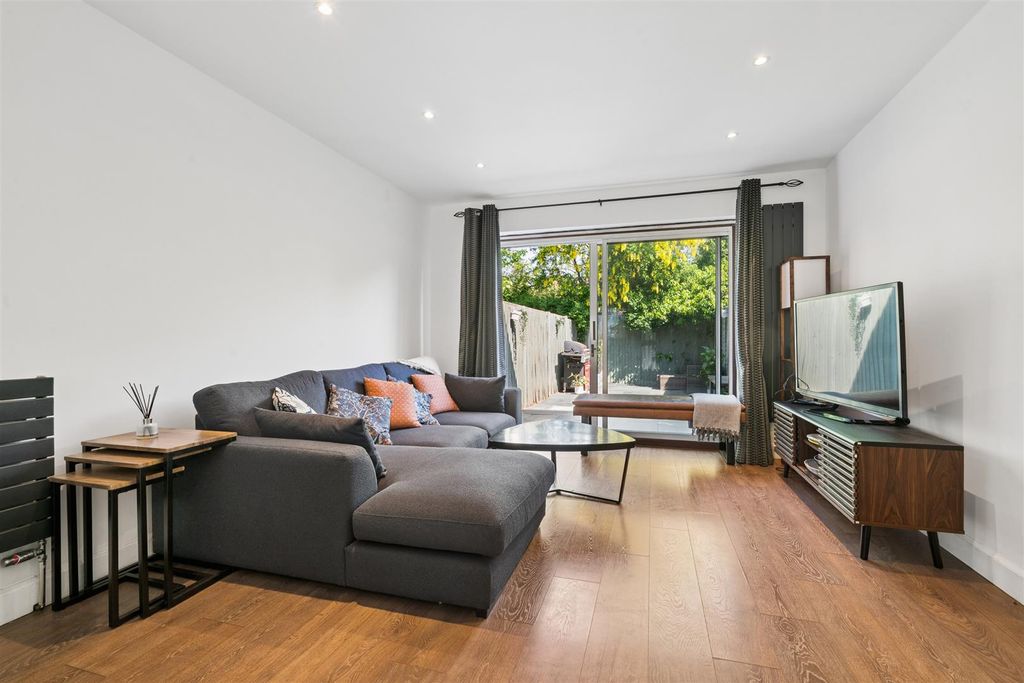 Property photo 3 of 14 8 Daniel Close Reception 1.Jpg