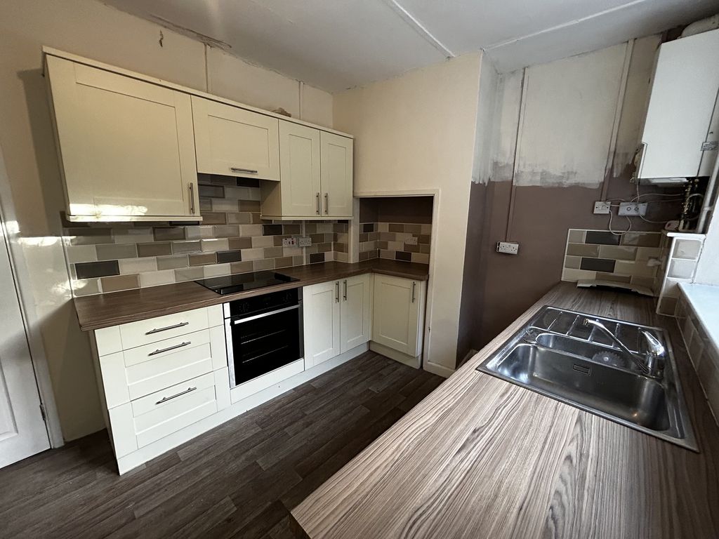 Property photo 3 of 12 Kitchen