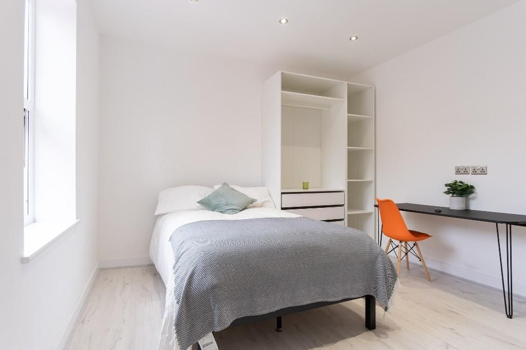 Property photo 3 of 15 A Bright And Inviting Double Bedroom Featuring A c...