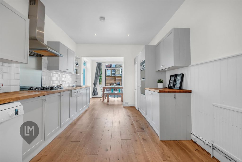 Property photo 3 of 8 Clonmore Street