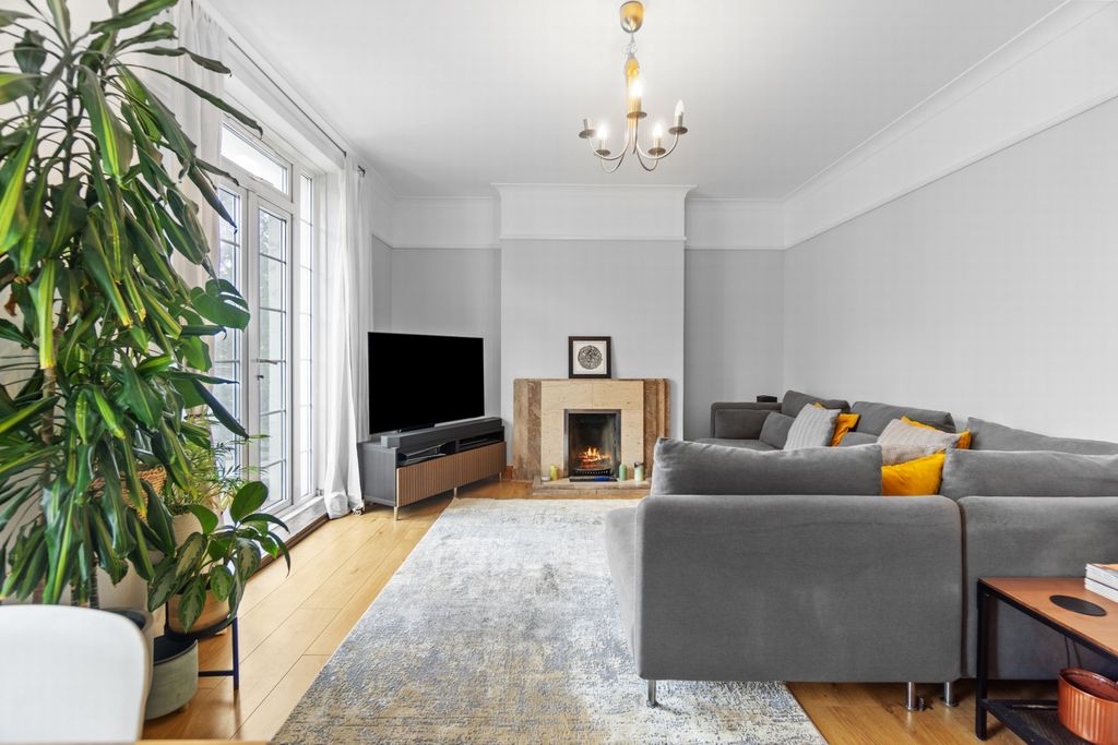 Property photo 1 of 11 Photo 7