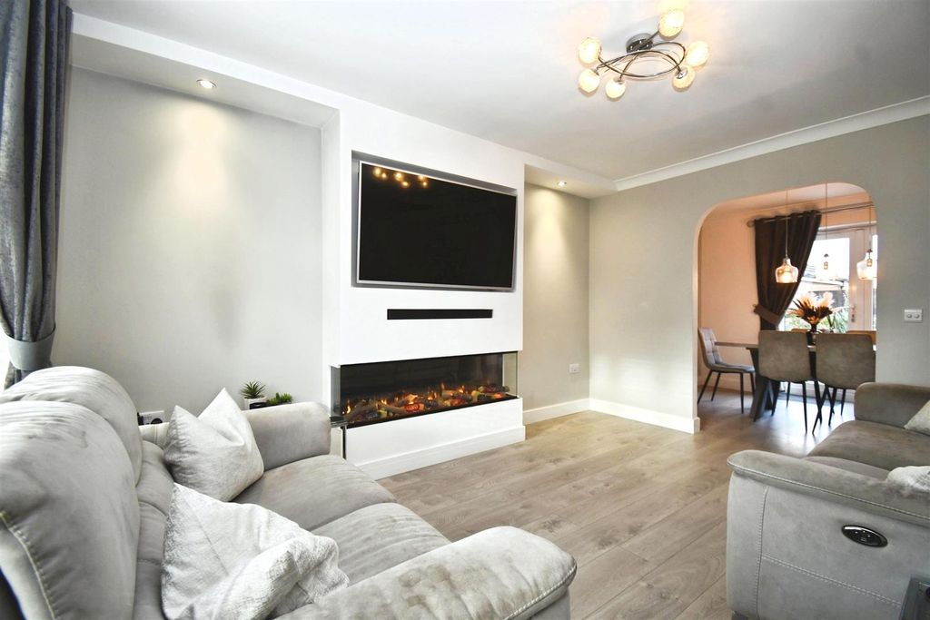 Property photo 2 of 29 Lounge