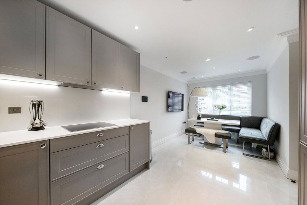 Property photo 3 of 14 Kitchen/Dining