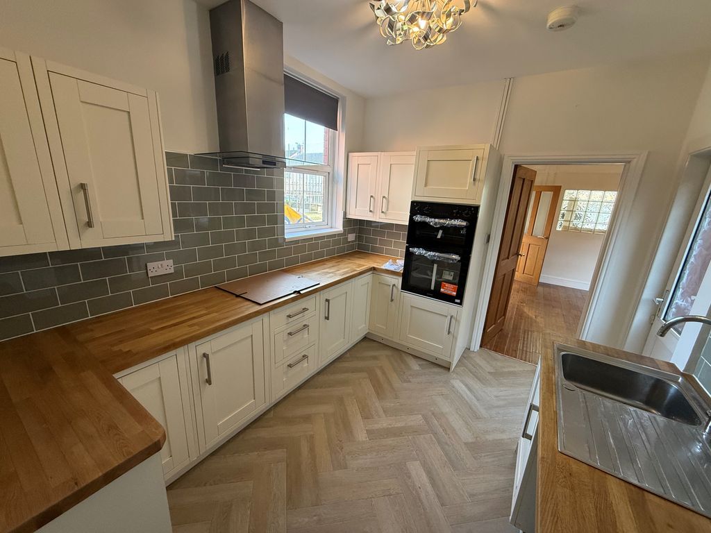 Property photo 2 of 11 Bathroom