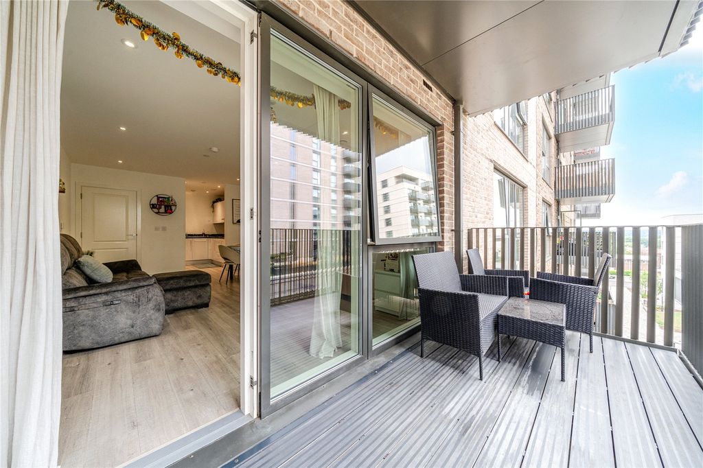 Property photo 2 of 16 Balcony