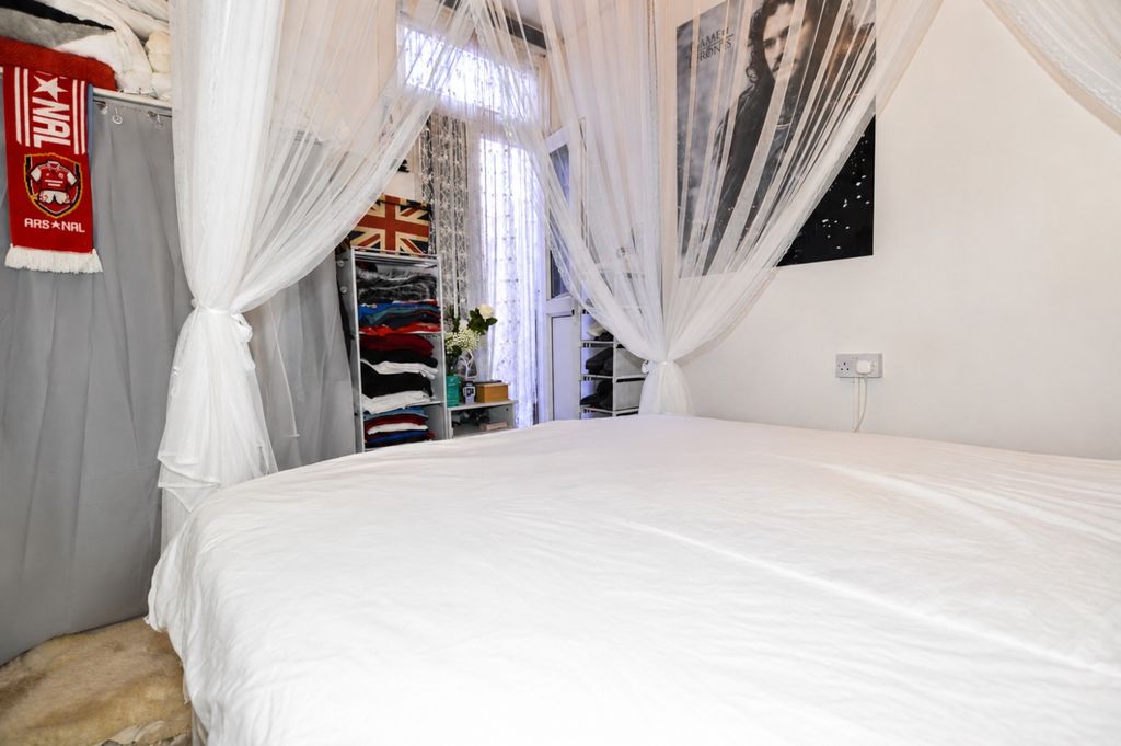 Property photo 3 of 9 Bed 2