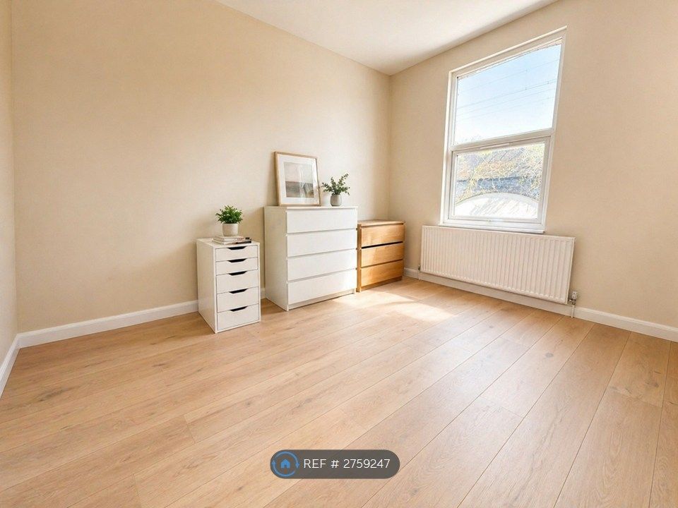 Property photo 3 of 6 Room 2