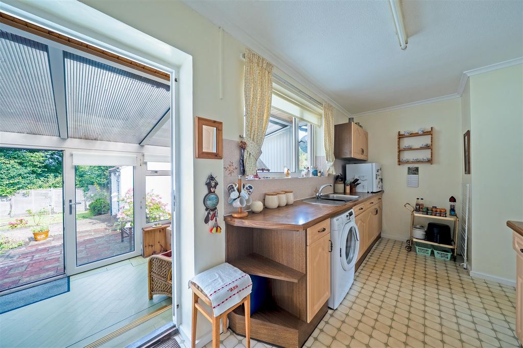 Property photo 3 of 19 Kitchen