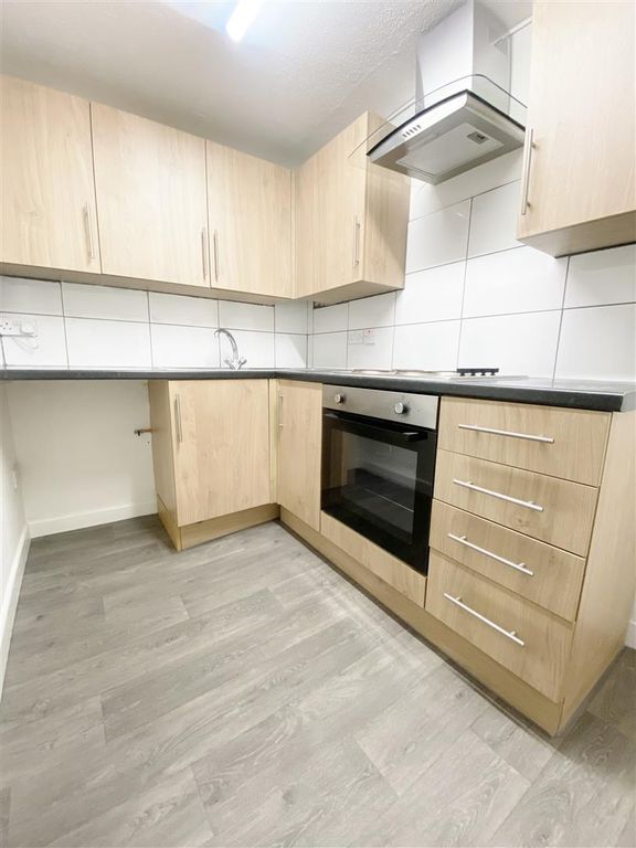 Property photo 3 of 18 Kitchen