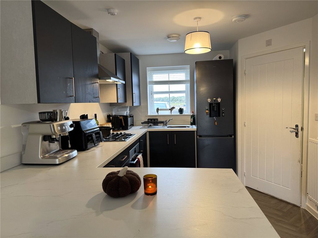 Property photo 3 of 11 Kitchen