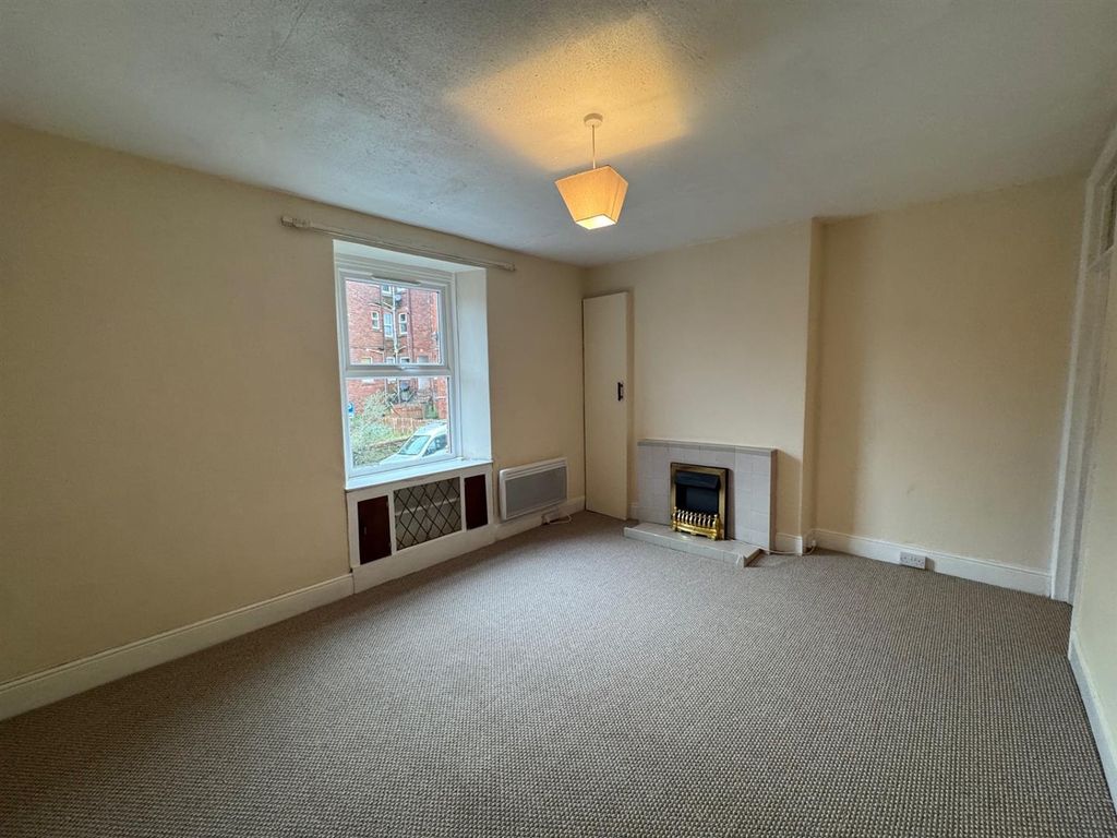 Property photo 3 of 11 Lounge