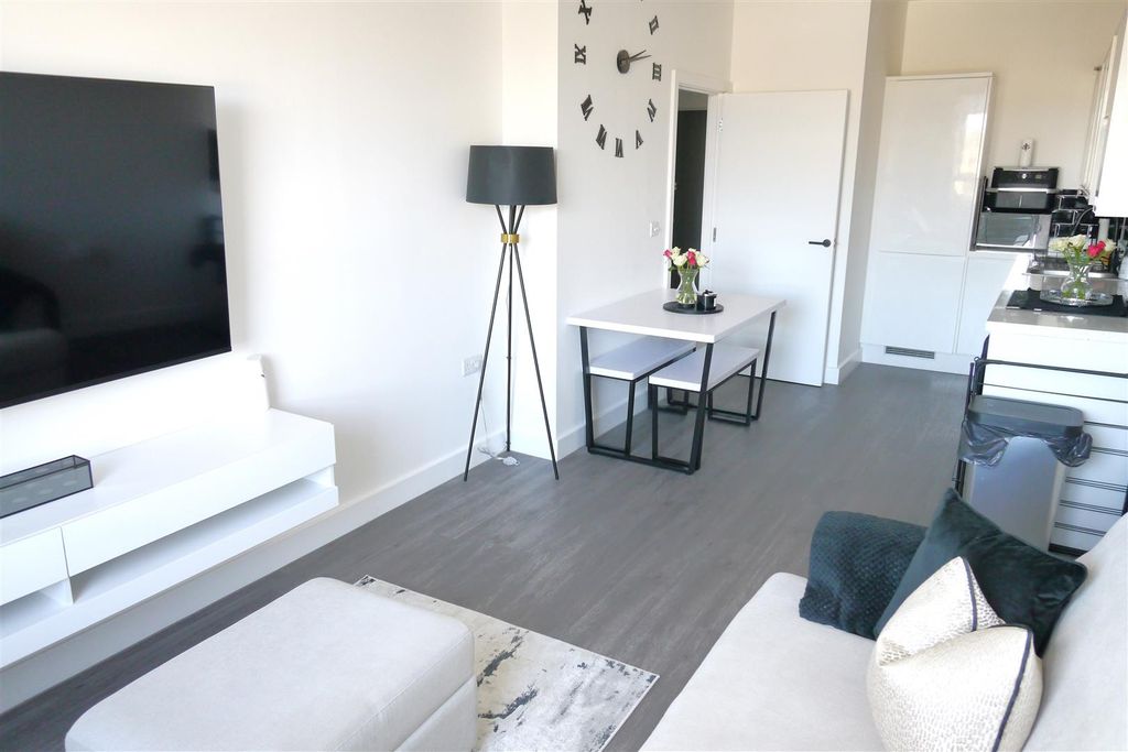 Property photo 1 of 13 Kitchen/Lounge