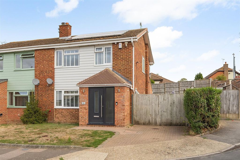 Property photo 1 of 16 Wells Way, Faversham