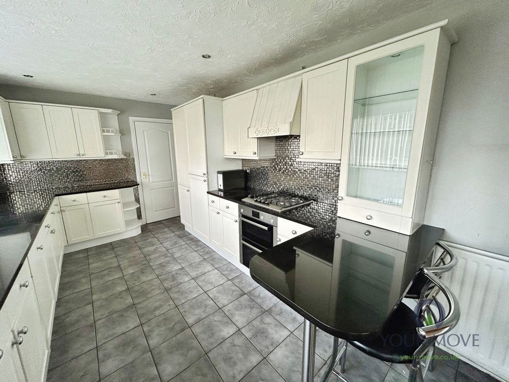Property photo 3 of 19 Kitchen
