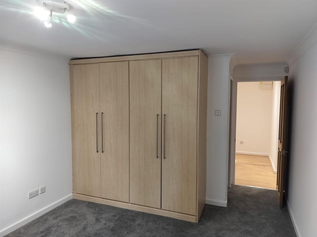 Property photo 3 of 9 Bedroom Pic1.Jpg