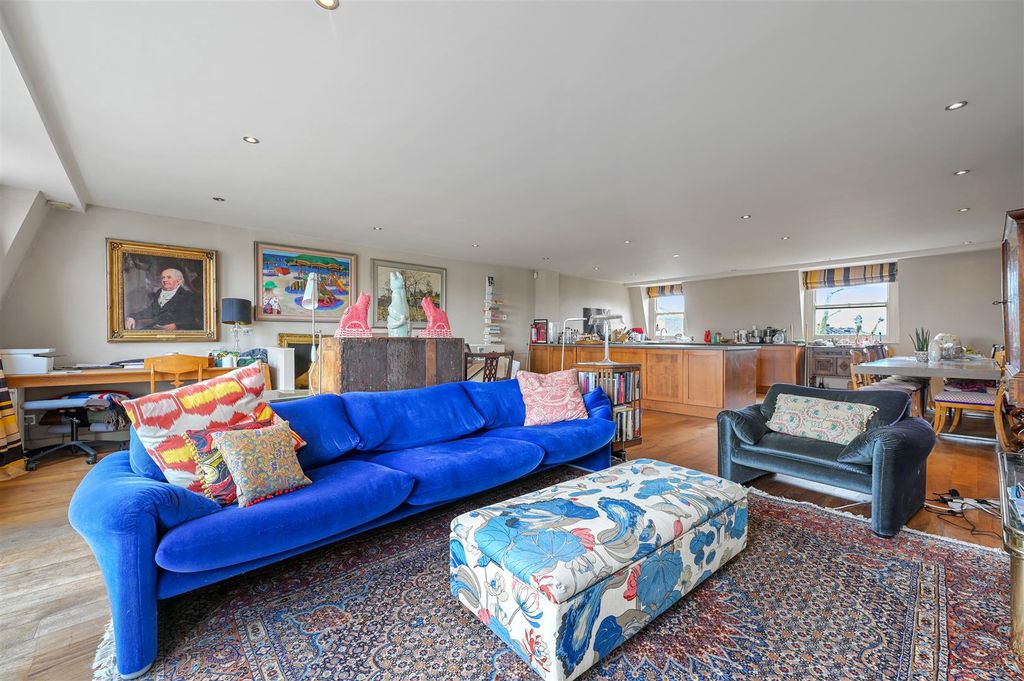 Property photo 2 of 11 Hammersmith Grove - Receptionb1 (1).Jpg