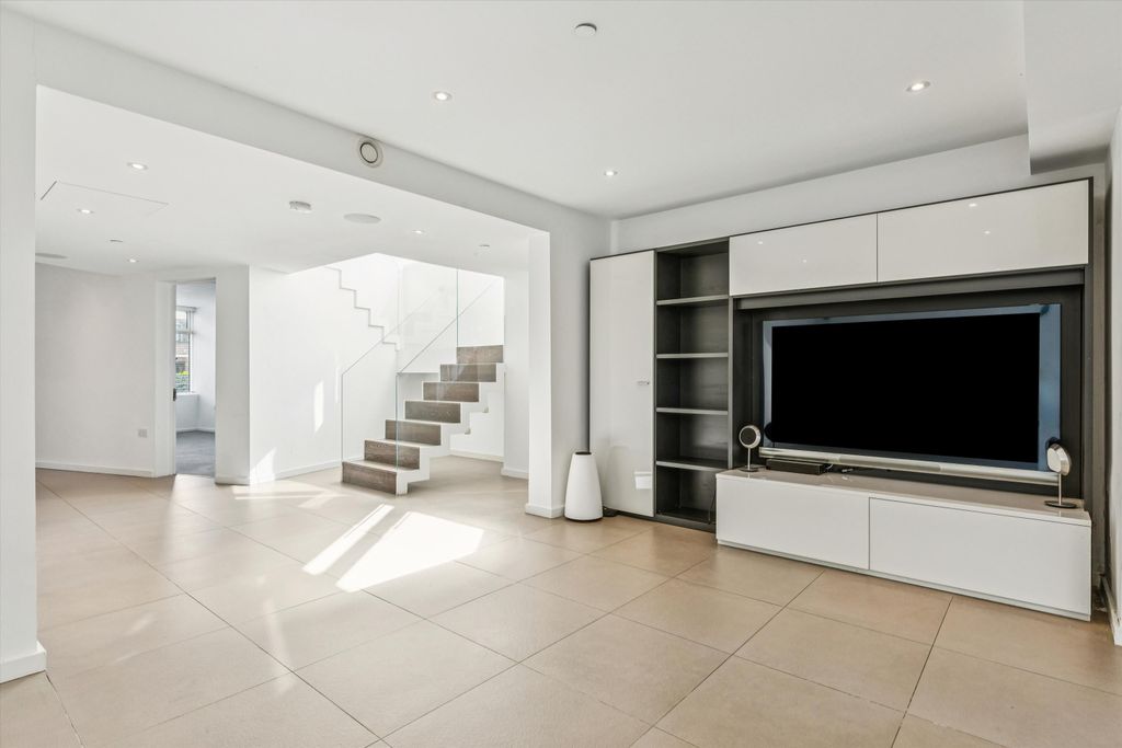 Property photo 3 of 19 Image