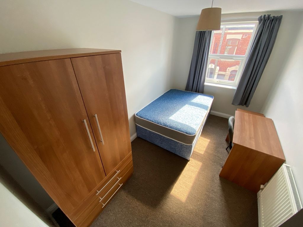 Property photo 3 of 9 Spacious Double Bedroom Featuring Ample Natural li...
