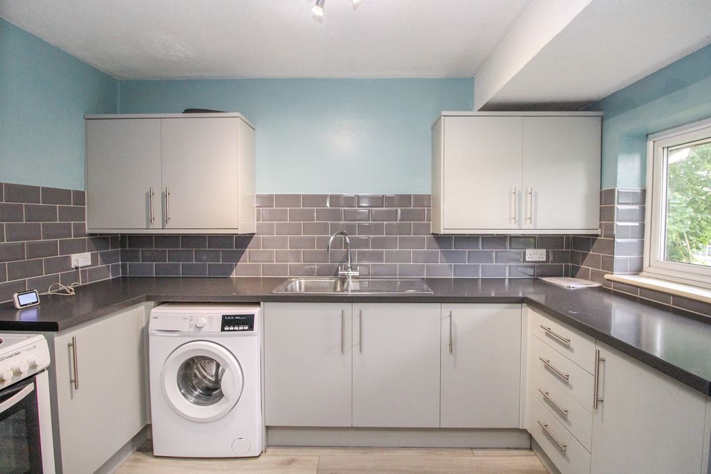 Property photo 2 of 6 Kitchen