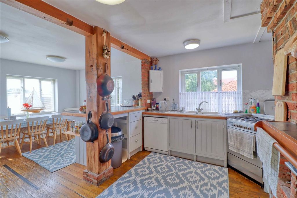 Property photo 3 of 30 Kitchen / Diner