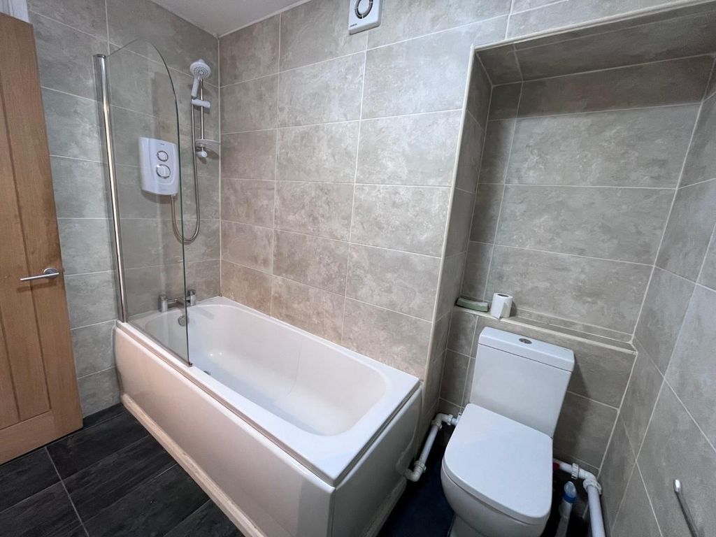 Property photo 3 of 10 Bathroom