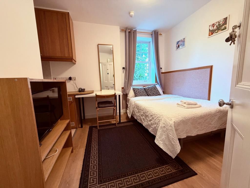 Property photo 1 of 8 Studio To Rent