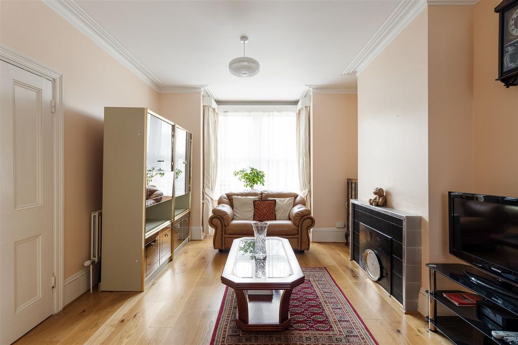 Property photo 2 of 23 8 Roland Road, E17