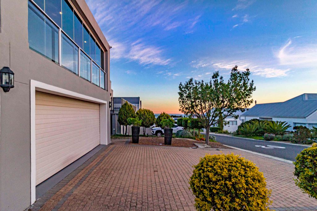 Property photo 2 of 106