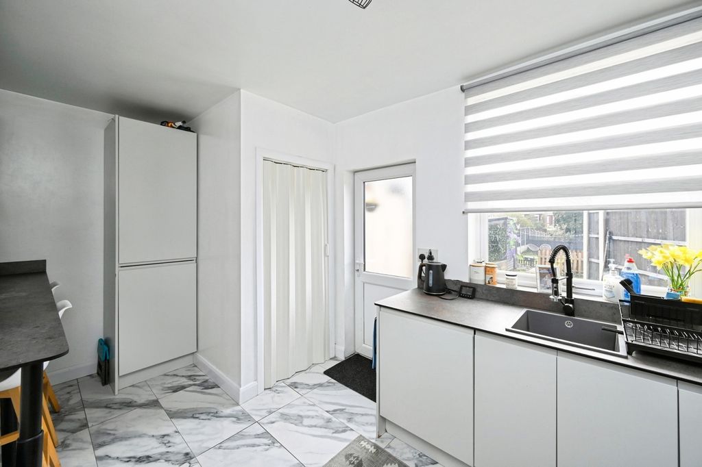 Property photo 3 of 15 Kitchen