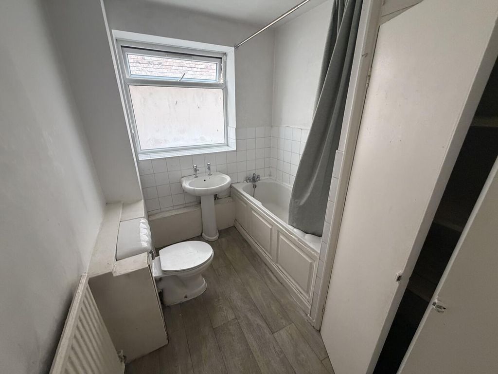 Property photo 3 of 9 Bathroom