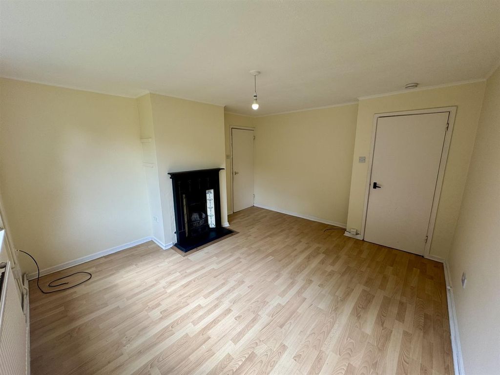 Property photo 3 of 17 Living Room (2/2)