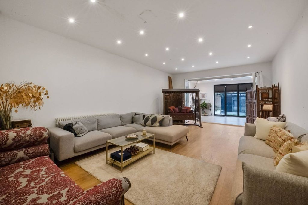 Property photo 1 of 30