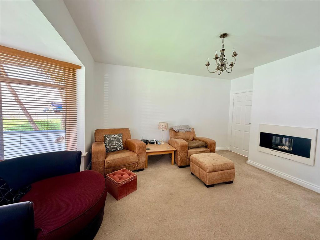 Property photo 2 of 13 Lounge