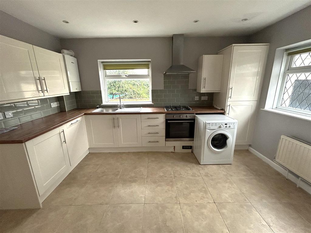 Property photo 2 of 11 Kitchen / Breakfast Room