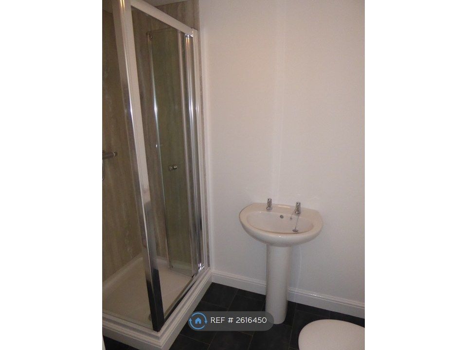 Property photo 3 of 11 Master Bedroom Ensuite Shower