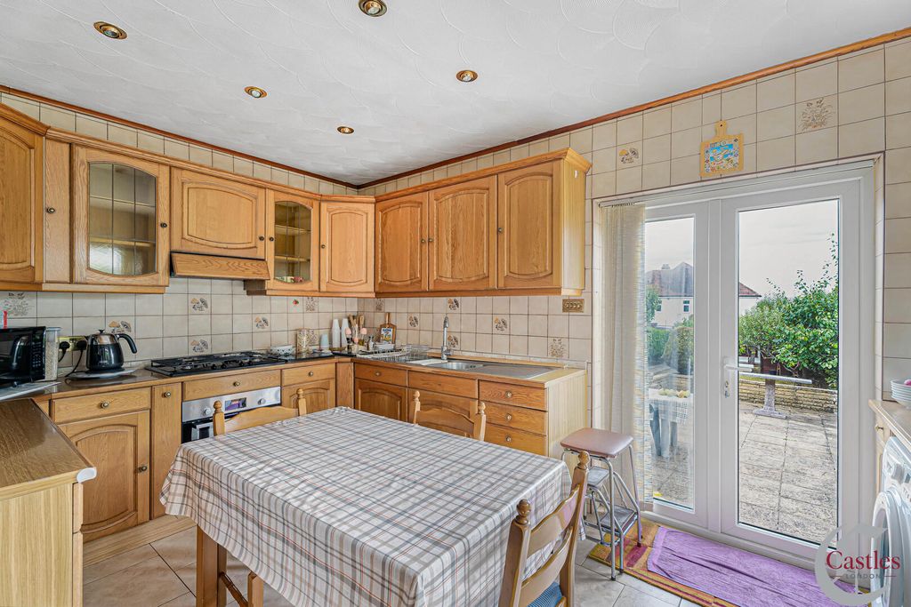 Property photo 3 of 31 Kitchen