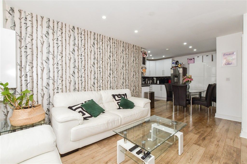 Property photo 3 of 10 Lounge/Kitchen