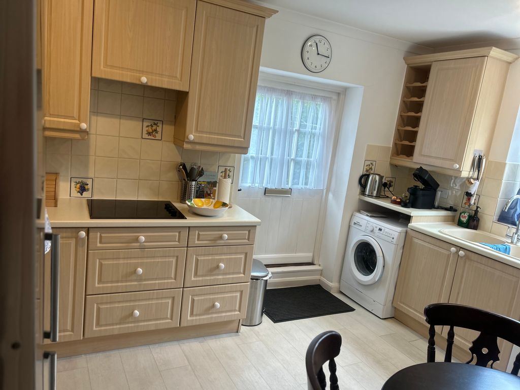 Property photo 2 of 11 Kitchen
