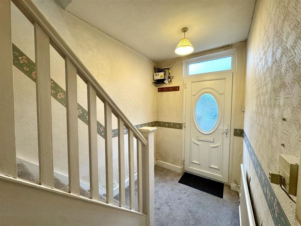 Property photo 2 of 19 Entrance Hall