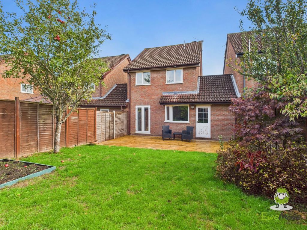 Property photo 2 of 12 Ewemove Estate Agents Basingstoke - Kimber Close -